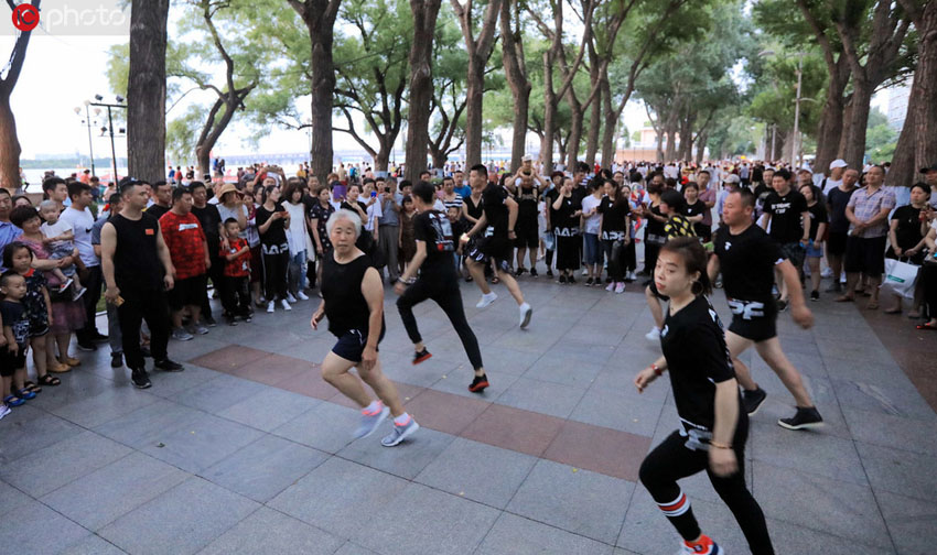 若者たちとストリートダンスで競(jìng)う65歳のオバちゃん話題に