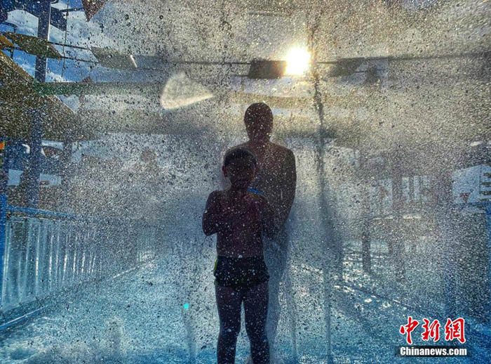 猛暑続く福州市、市民はウォーターパークで暑気払い　福建省