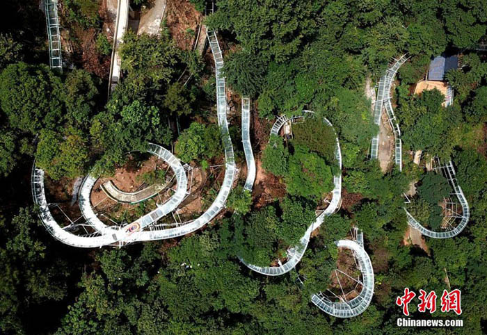 上空から撮影したガラス製ウォータースライダーの「天空漂流」（撮影?王東明）。 