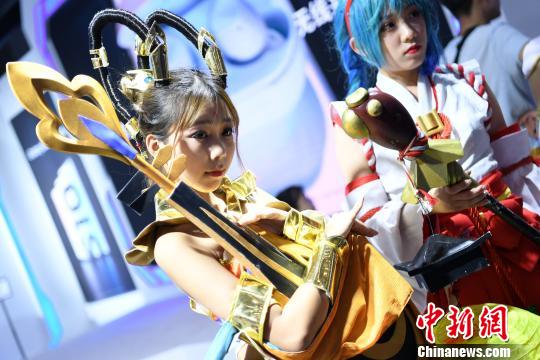 麗しいコスプレイヤー続々登場(chǎng)　WCG 2019世界決勝大會(huì)