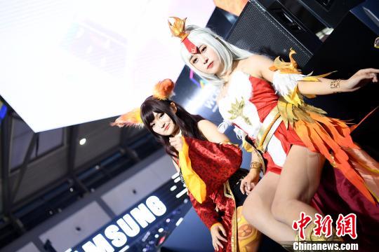 麗しいコスプレイヤー続々登場(chǎng)　WCG 2019世界決勝大會(huì)