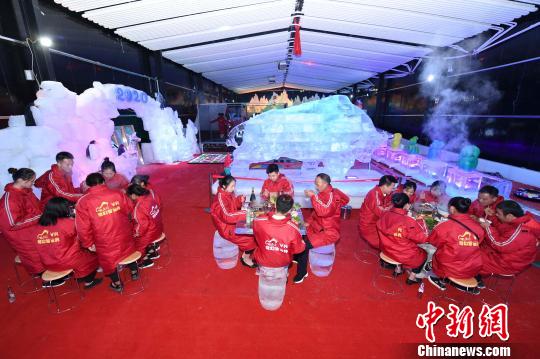 暑いの？寒いの？夏に綿入れ著て氷に囲まれアツアツ火鍋　湖南省