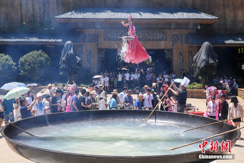 ビーフンを投げ入れる「劉三姐」に扮した美女（撮影?陳飛）。