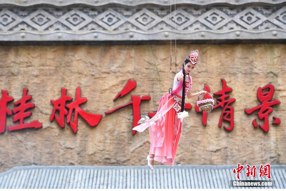 空飛ぶ美女がビーフン投げ入れ　巨大鍋で茹でて無料で提供