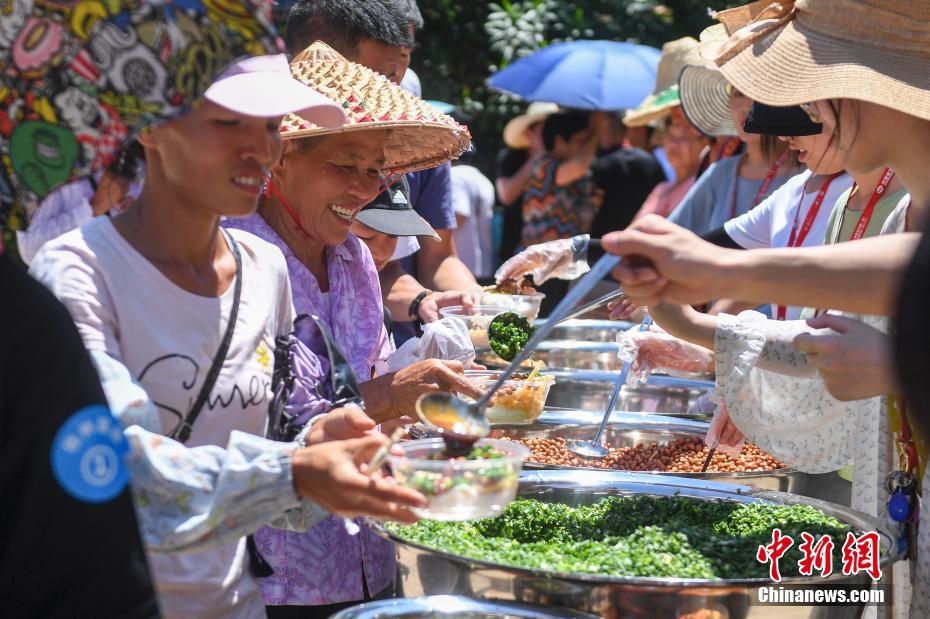 空飛ぶ美女がビーフン投げ入れ　巨大鍋で茹でて無(wú)料で提供