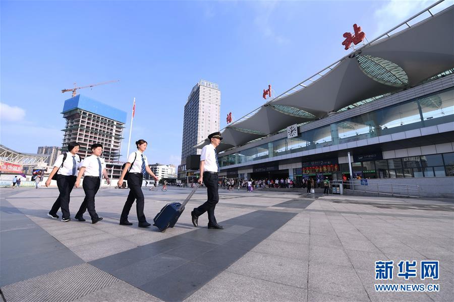 フレッシュな高速鉄道女性副運転士の初乗務に密著