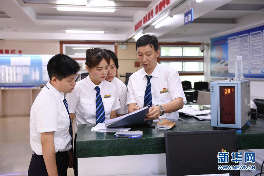 フレッシュな高速鉄道女性副運転士の初乗務に密著