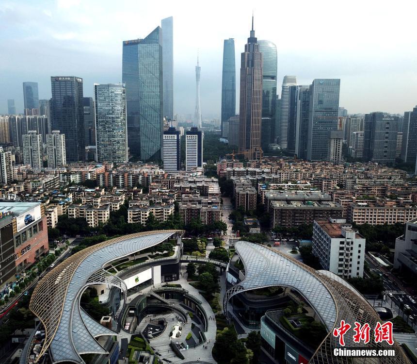 まるで泳ぐ2匹のコイ！上空から見(jiàn)た天環(huán)広場(chǎng)　広州市