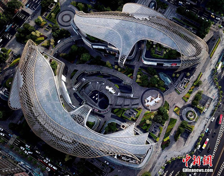 まるで泳ぐ2匹のコイ！上空から見た天環(huán)広場　広州市