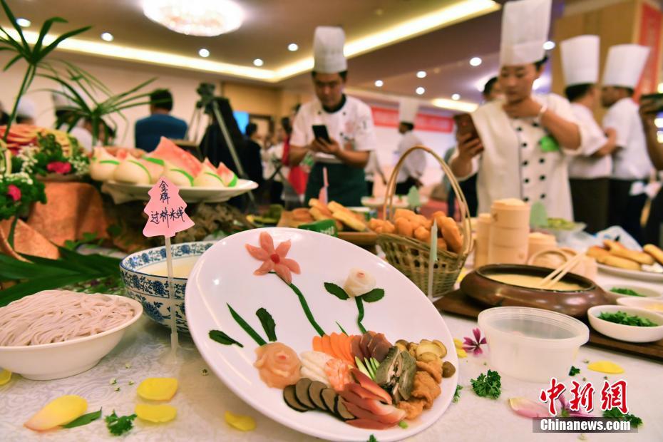 料理人100人以上が雲(yún)南料理の腕競う　昆明