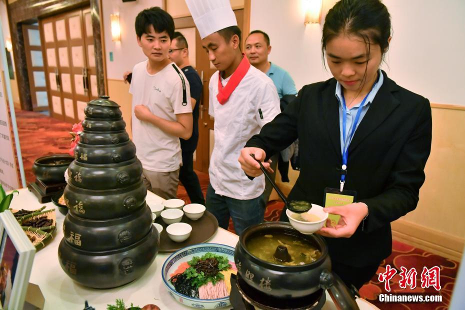 料理人100人以上が雲南料理の腕競う　昆明
