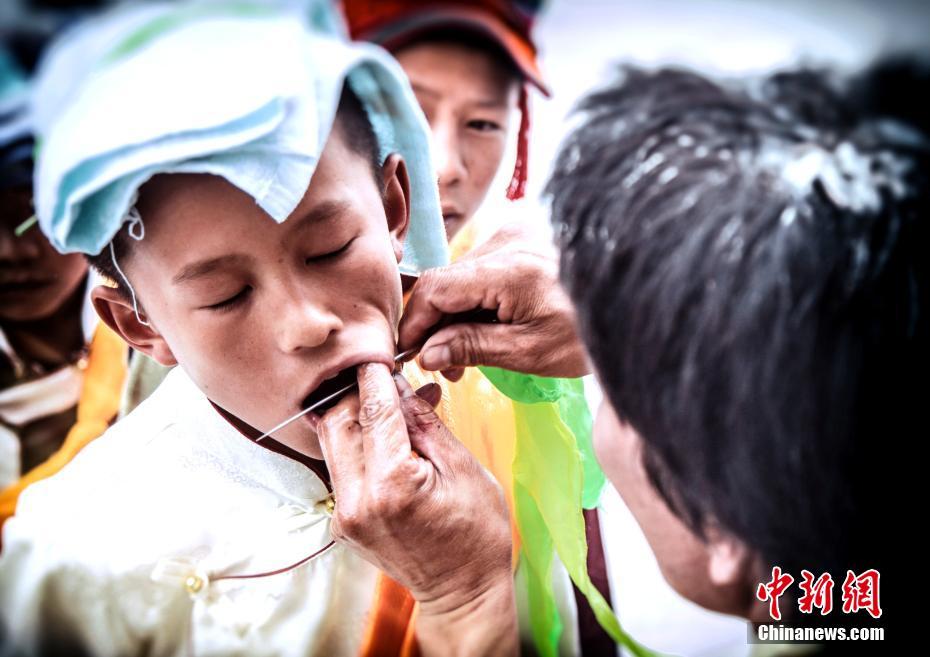 無形文化財(cái)の神秘的な祭り「六月會(huì)」　青海省熱貢