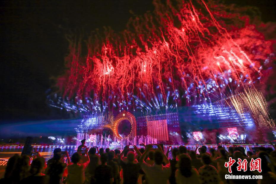 夜空に鮮やかに浮かび上がる噴水と光の「夢(mèng)幻?千手観音」ショー（撮影?張雲(yún)）。