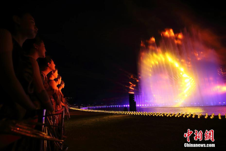 夜空に映える噴水と光の「夢幻?千手観音」ショー　山西省