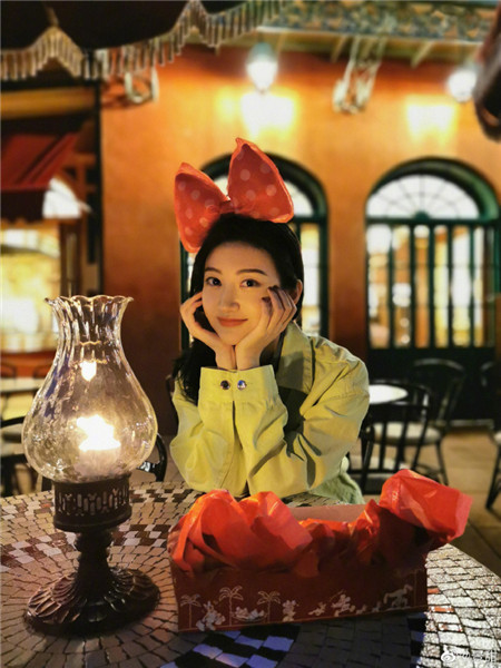 ディズニーランドを満?jiǎn)摔工肱畠?yōu)の景甜、可愛さ満點(diǎn)の寫真を公開