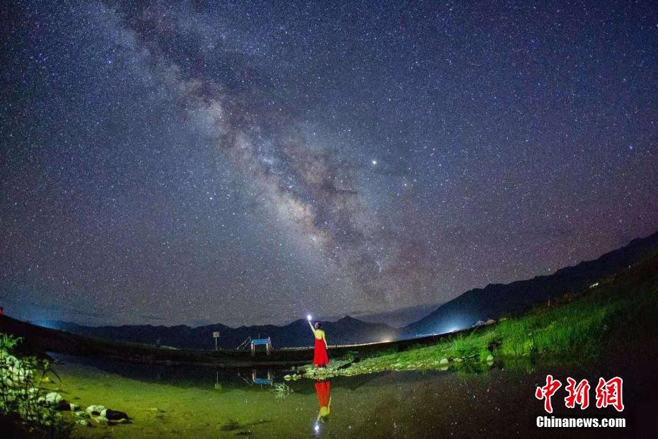 青海省玉樹(shù)草原の夜 銀河にきらめく満天の星