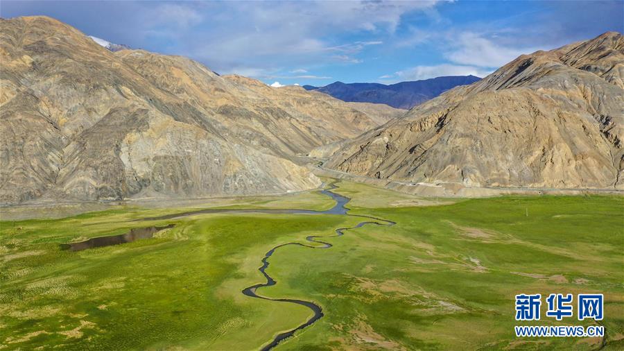 新疆タシュクルガン?タジク自治県塔合曼濕地の景色（6月30日ドローン撮影?胡虎虎）。