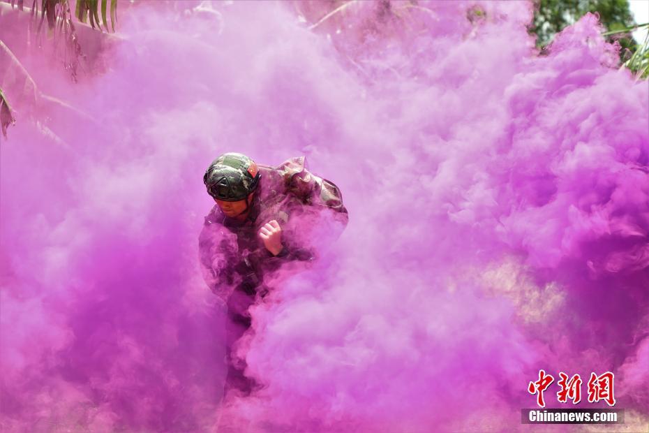 「毒ガス障害物」の中を走り抜ける隊(duì)員（撮影?許東）。