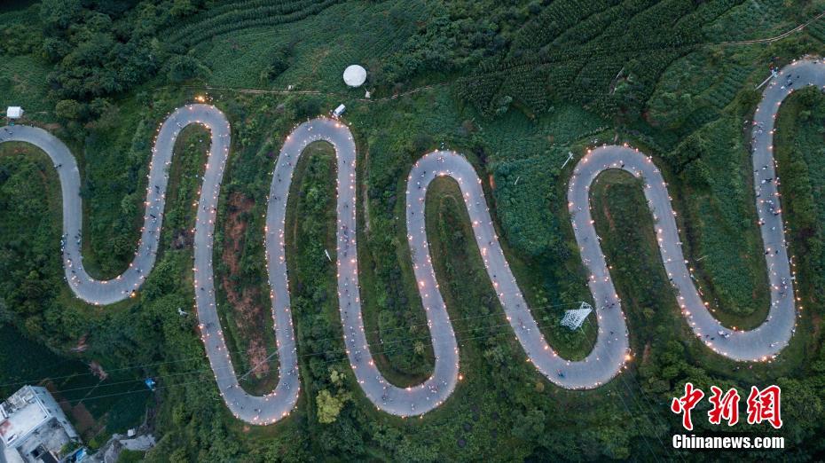 「六十八折り」坂道に壯大な炎の巨竜　雲(yún)南省宜良