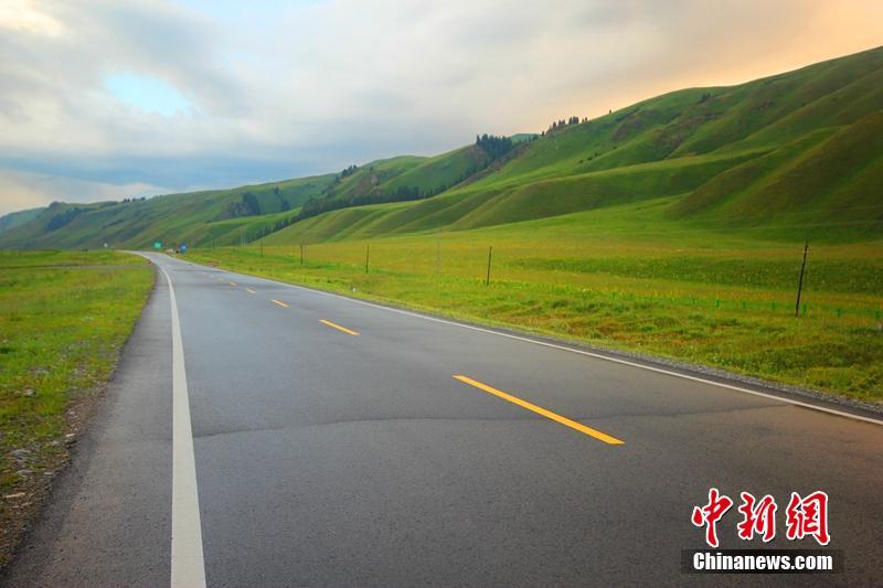 新疆天山の道「獨(dú)庫公路」を車で走破！草原と湖水、赤土の丹霞地形