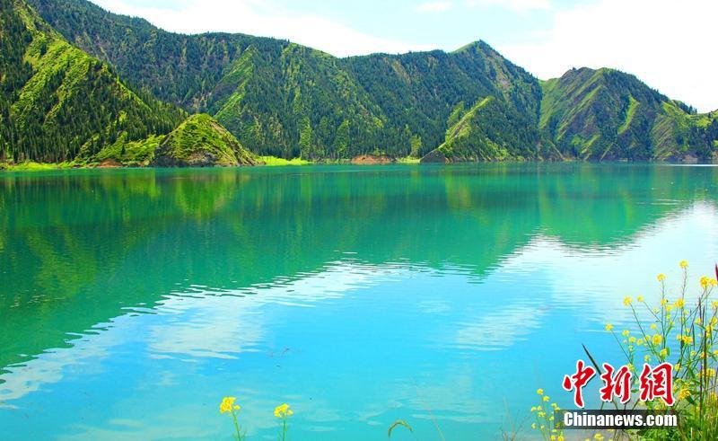 新疆天山の道「獨庫公路」を車で走破！草原と湖水、赤土の丹霞地形