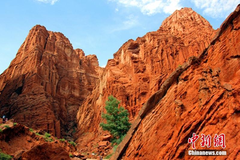 新疆天山の道「獨(dú)庫(kù)公路」を車で走破！草原と湖水、赤土の丹霞地形