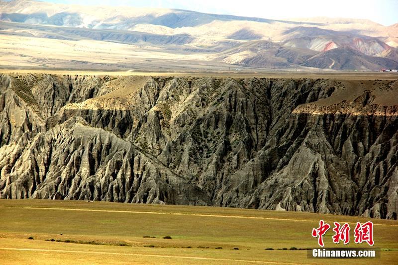 新疆天山の道「獨庫公路」を車で走破！草原と湖水、赤土の丹霞地形