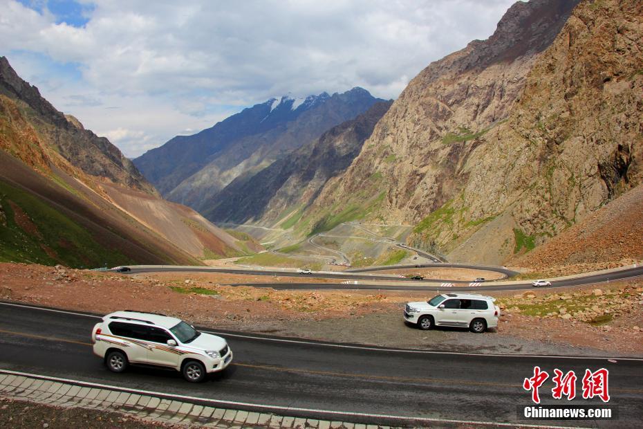 新疆天山の道「獨庫公路」を車で走破！草原と湖水、赤土の丹霞地形