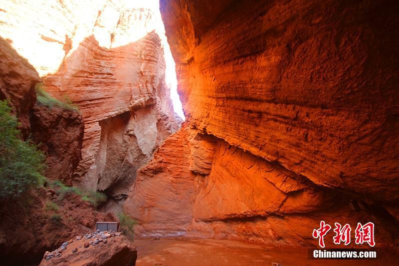 新疆天山の道「獨庫公路」を車で走破！草原と湖水、赤土の丹霞地形