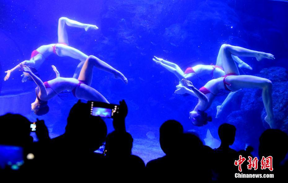 涼しげで美しい！ロシア美女による「水中バレエ」　福建省福州