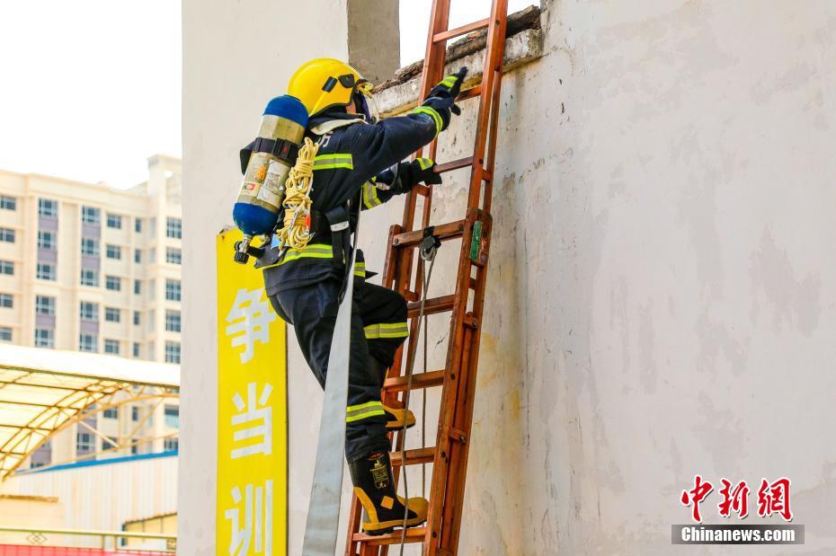 真夏の消防技術(shù)大會(huì)、40キロの裝備品を背負(fù)い隊(duì)員が技術(shù)を競(jìng)う