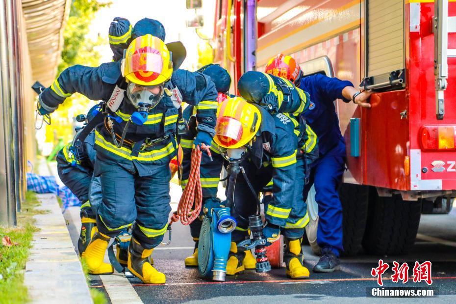 真夏の消防技術(shù)大會(huì)、40キロの裝備品を背負(fù)い隊(duì)員が技術(shù)を競う