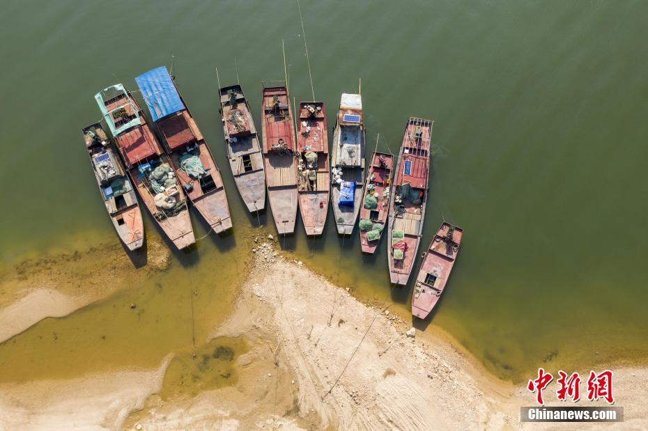 鄱陽(yáng)湖都昌磯山中壩付近の水域に停泊する船（7月28日撮影?傅建斌）。