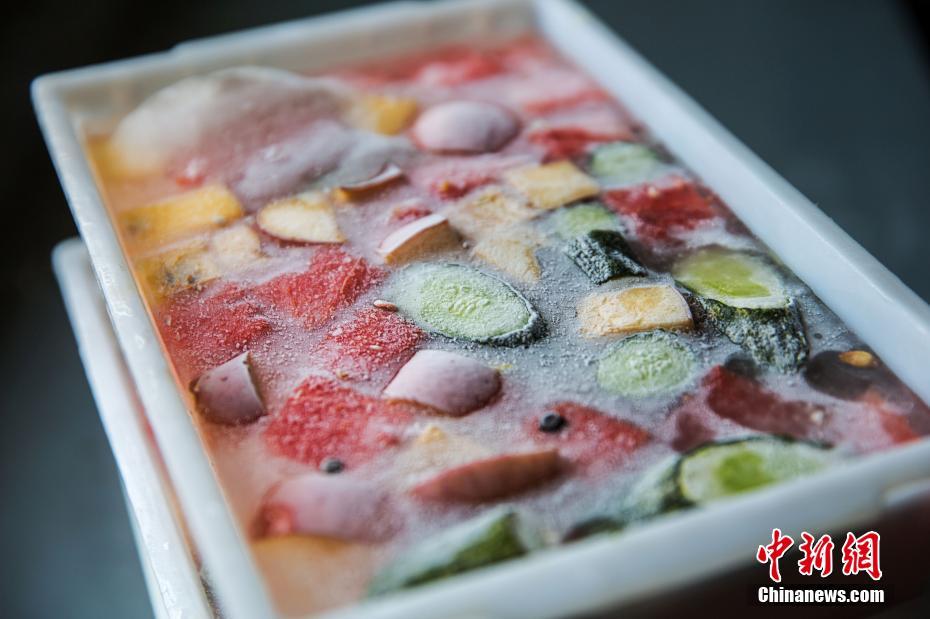 氷のベッドにアイスキャンデー　海洋動(dòng)物たちに「冷たい贈(zèng)り物」