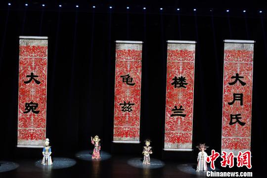 シルクロード千年の歴史描く中國初の「砂の舞臺(tái)劇」公演