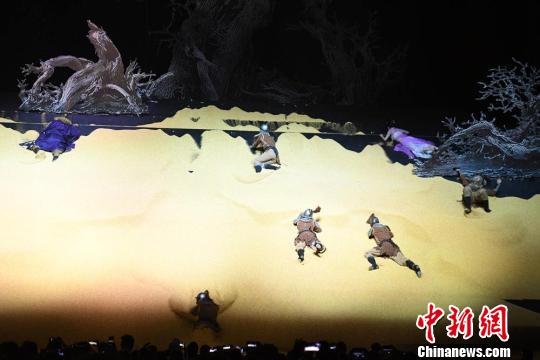 シルクロード千年の歴史描く中國初の「砂の舞臺劇」公演