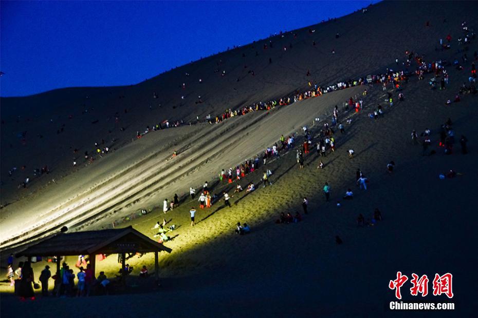 観光ブームが続く敦煌　鳴沙山砂漠のラクダ隊(duì)列が壯観