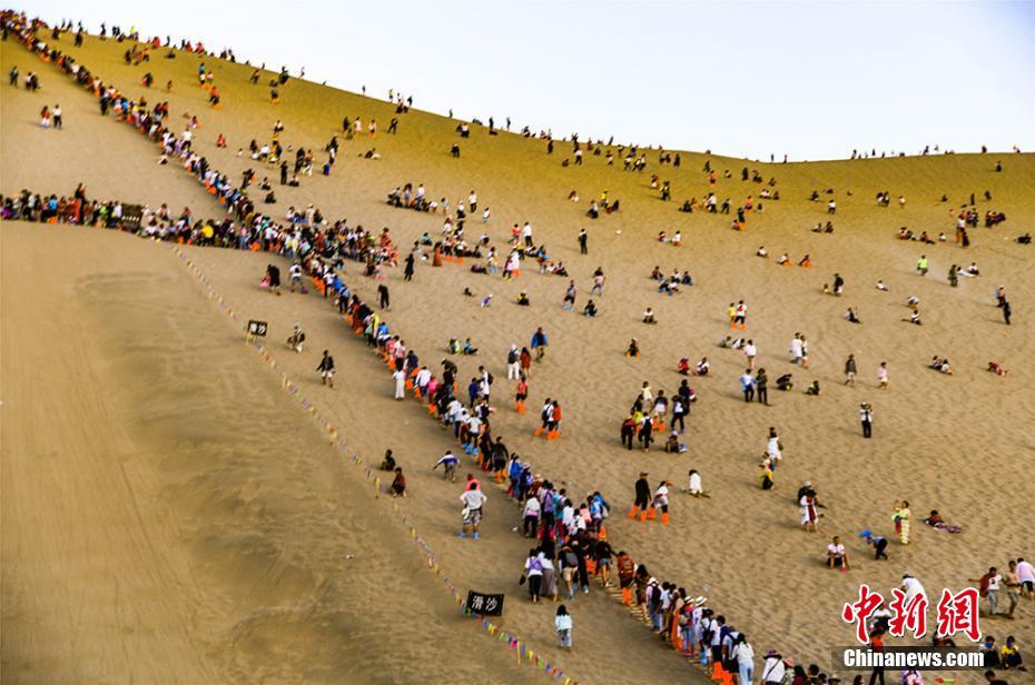 観光ブームが続く敦煌　鳴沙山砂漠のラクダ隊列が壯観