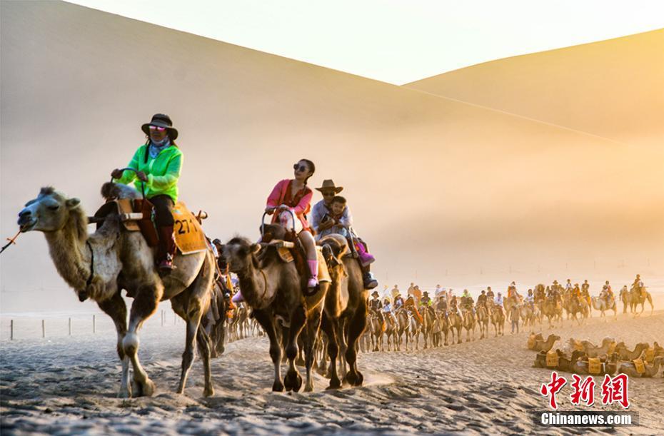 観光ブームが続く敦煌　鳴沙山砂漠のラクダ隊列が壯観