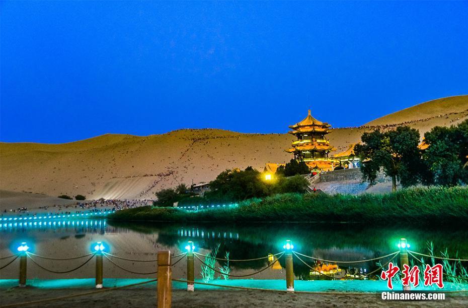 観光ブームが続く敦煌　鳴沙山砂漠のラクダ隊(duì)列が壯観