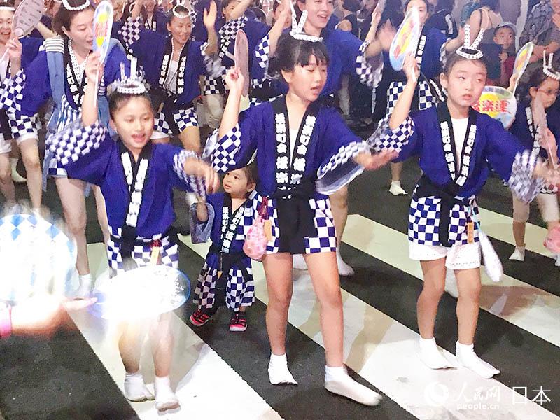 通りに響く「ヨイヨイヨイヨイ！」 東京?神楽坂で阿波踴り大會(huì)