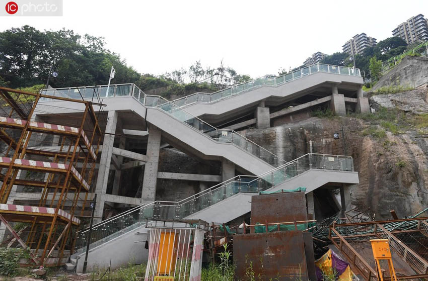 重慶市で初の崖に設(shè)置された電動エスカレーター歩道が運用開始