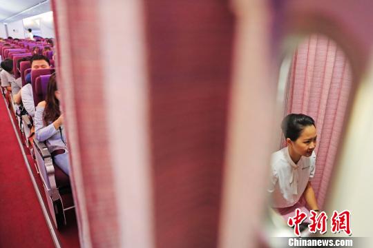 キャビン內(nèi)のキッチンで乗客の機(jī)內(nèi)食を準(zhǔn)備する方冠尹さん（撮影?殷立勤）。