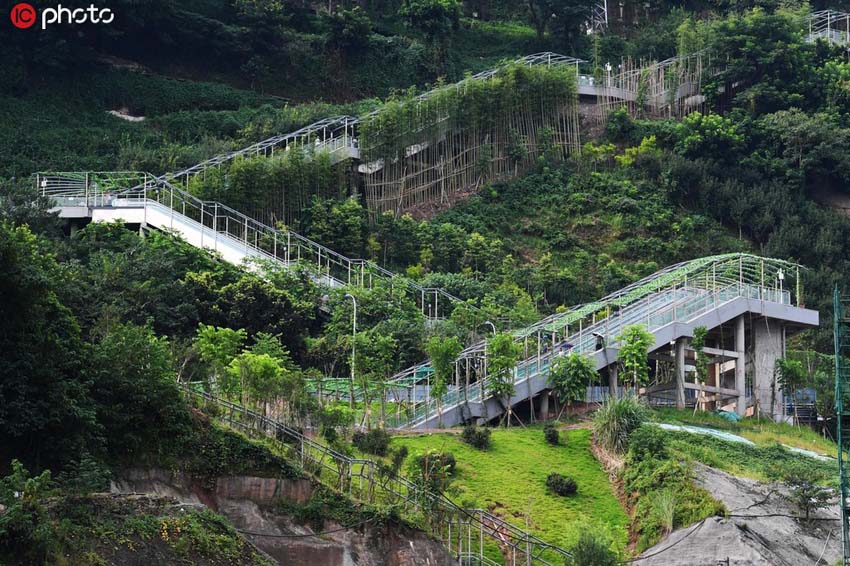 重慶市で初となる崖に設(shè)置された電動(dòng)エスカレーター歩道の大化歩道（7月31日撮影?寫真著作権は東方ICが所有のため転載禁止）。