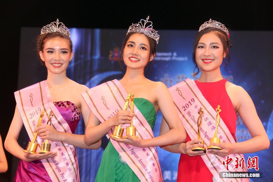 最終的にグランプリ、2位、3位に選ばれ、本年度のミス中華國際コンテスト世界決勝大會(huì)出場が決定した潘千蓉さん（中央）、格林瑩麗さん（左）、林雯汐さん（右）（撮影?余瑞冬）。