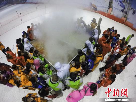 雪の上で食べる3メートル四方の火鍋（撮影?王中挙）。