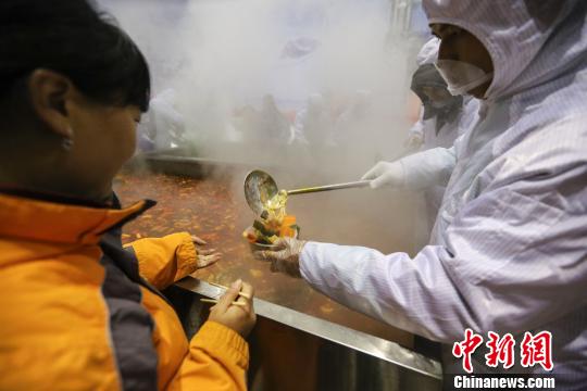 雪上で3メートル四方の巨大火鍋に100人が舌鼓！　河南省洛陽