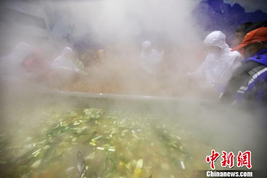 雪上で3メートル四方の巨大火鍋に100人が舌鼓！　河南省洛陽(yáng)