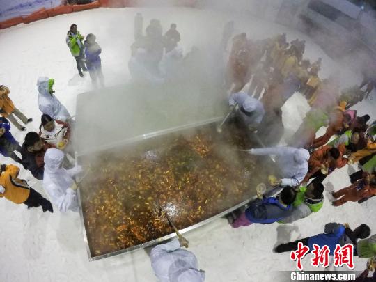 雪上で3メートル四方の巨大火鍋に100人が舌鼓！　河南省洛陽