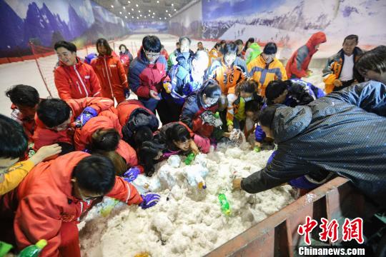 雪上で3メートル四方の巨大火鍋に100人が舌鼓！　河南省洛陽